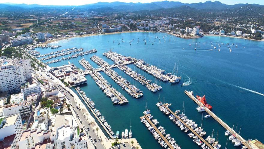 Vista área del puerto de parte de la bahía con los muelles del Nàutic Sant Antoni.