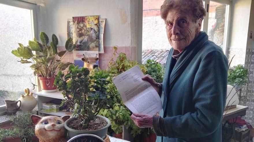 Francisca Mateos, de Olleros de Tera, lee la carta de la Comisión Europea sobre el cambio de horario.