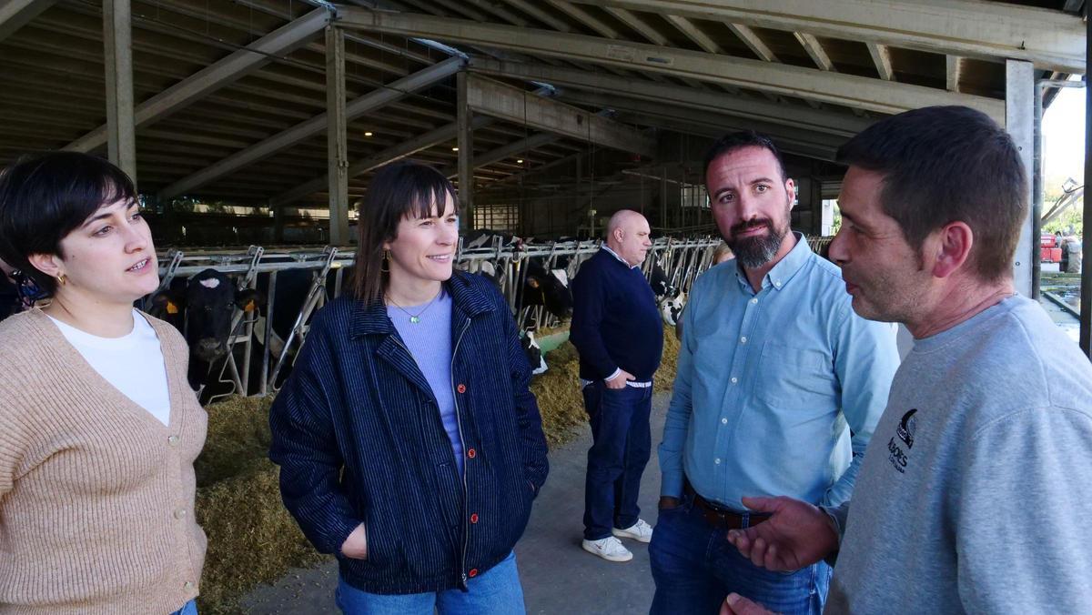 Ana Pontón e o alcalde Juan José Blanco, no centro, na Granxa Pazos, de Mazaricos.