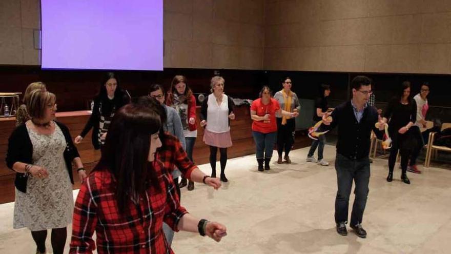 Una actividad de baile desarrollada en el Museo Etnográfico.