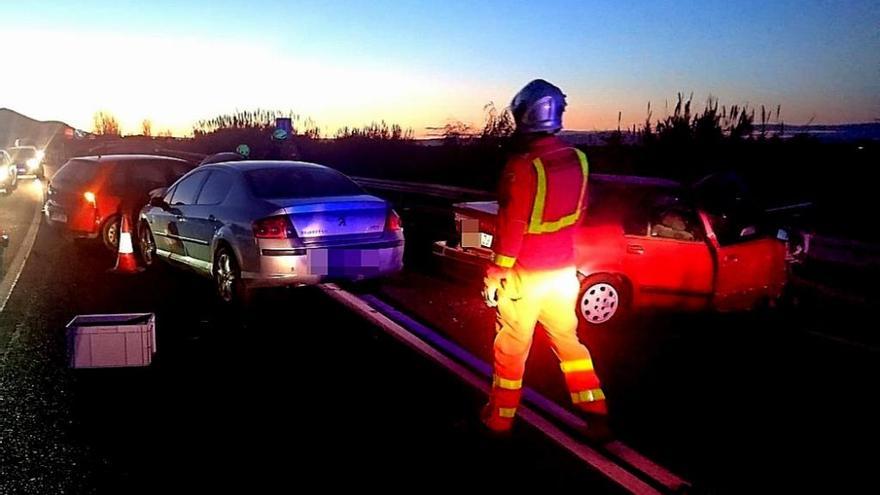 Agentes de seguridad junto a los coches implicados en el accidente del domingo.