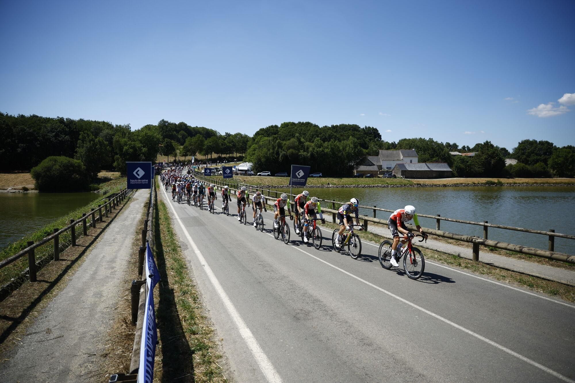 (France), 12/07/2025.- The peloton in action during the 8th stage of the Tour de France cycling race over 171.4km from Saint-Meen-le-Grand to Laval Espace Mayenne, France, 12 July 2025. (Ciclismo, Francia) EFE/EPA/MARTIN DIVISEK