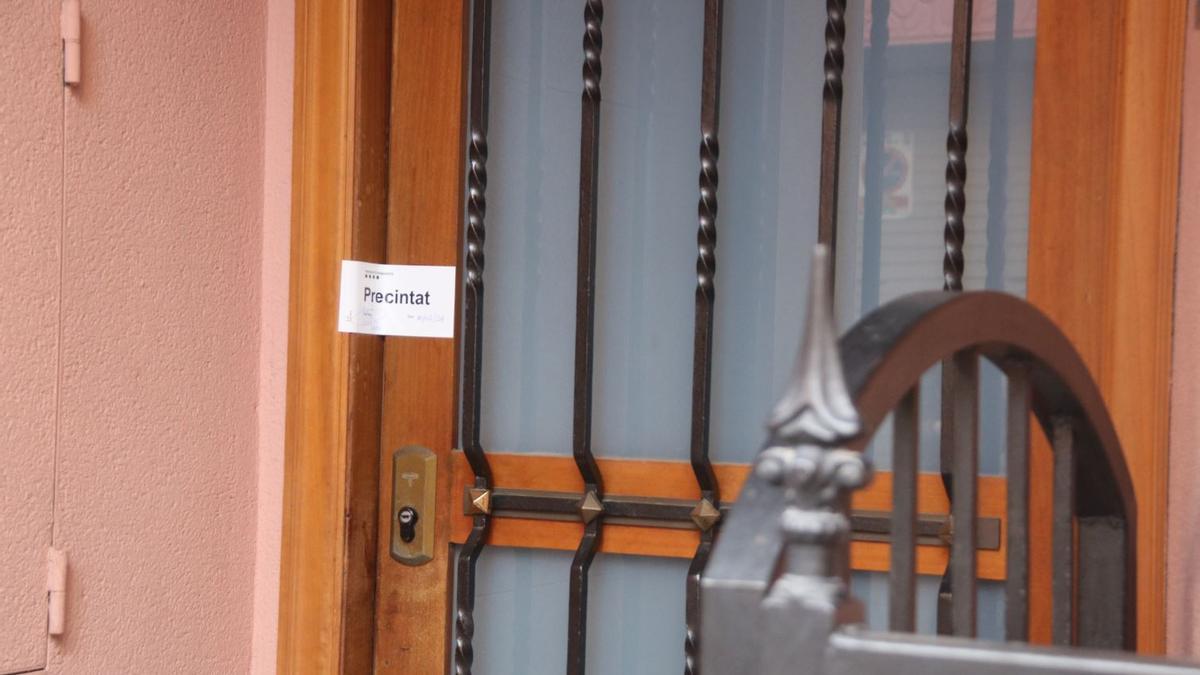 La porta del domicili precintada pels Mossos d'Esquadra