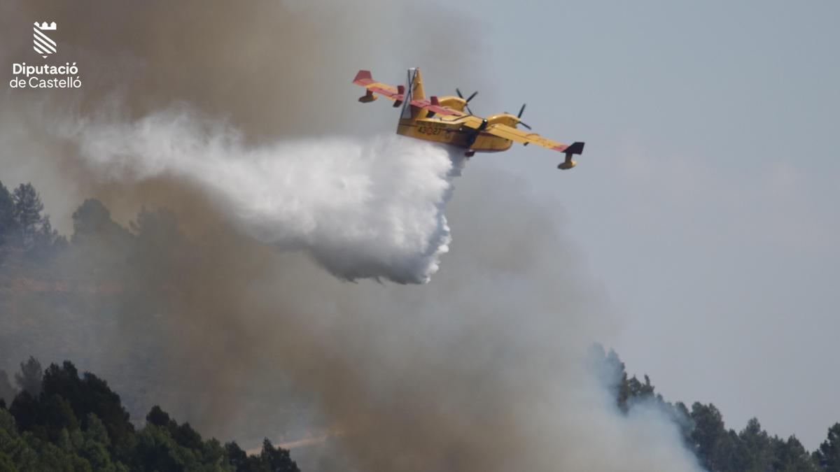 Trabajo de los medios aéreos en el incendio