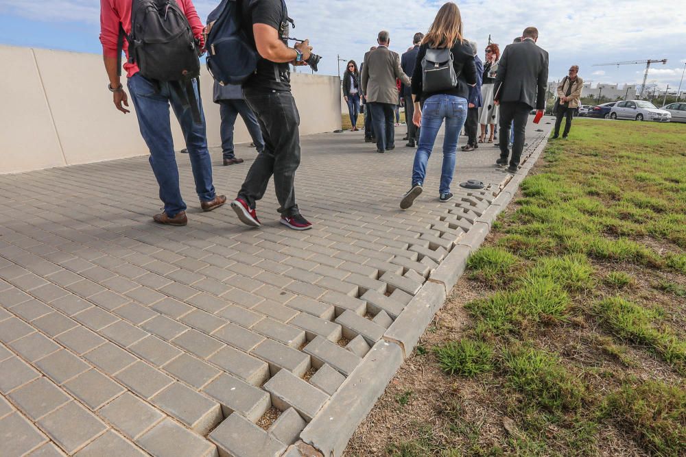 Visita de Puig al Auditorio Internacional de Torrevieja que estrena programación permanente tras seis años infrautilizado