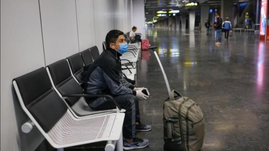 Zona de salidas en el aeropuerto de Gran Canaria, uno de los recintos de Canarias con certificación como seguro frente al covid .