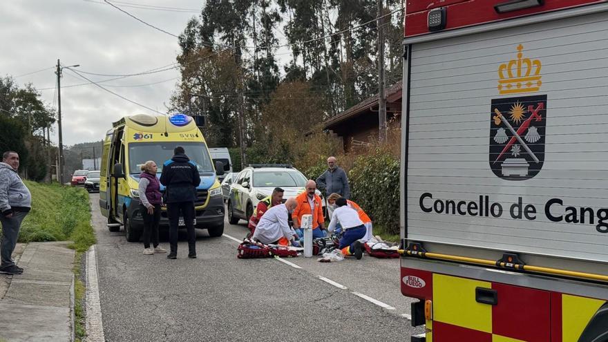 Los equipos de emergencias intentaron reanimar al ciclista sobre el asfalto durante más de media hora, sin éxito. |  Santos Álvarez
