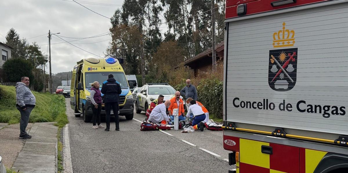 Los equipos de emergencias intentaron reanimar al ciclista sobre el asfalto durante más de media hora, sin éxito. |  Santos Álvarez