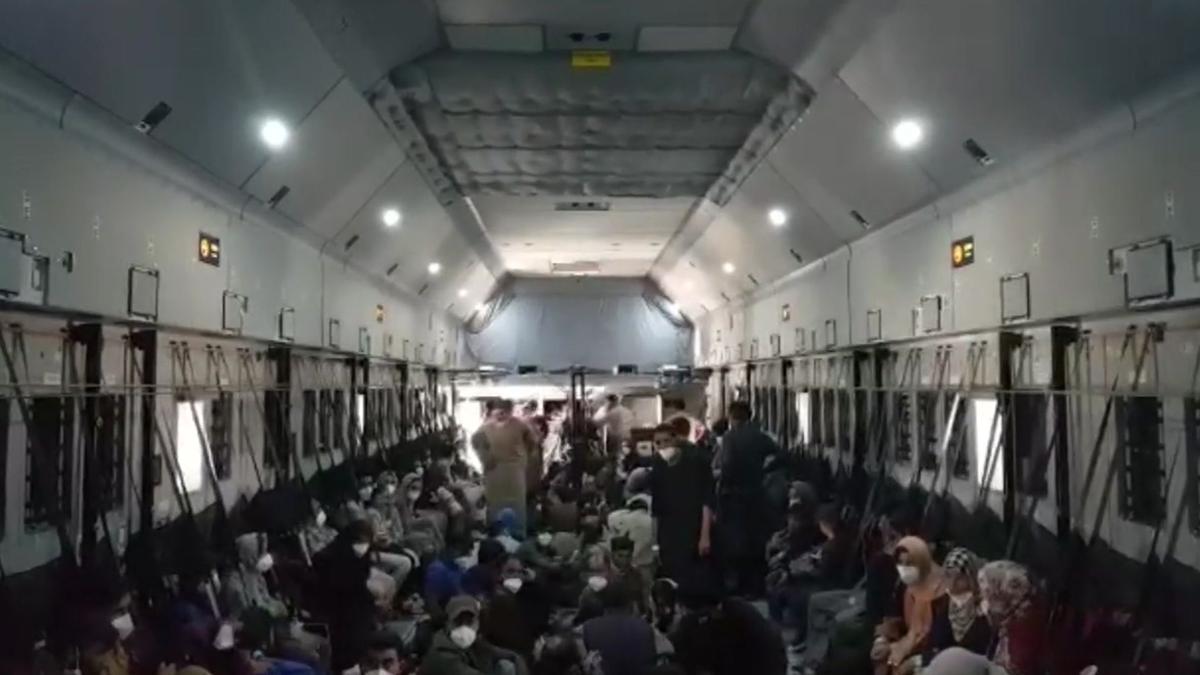 Vuelo Kabul-Dubái ayer, el de los 290 refugiados