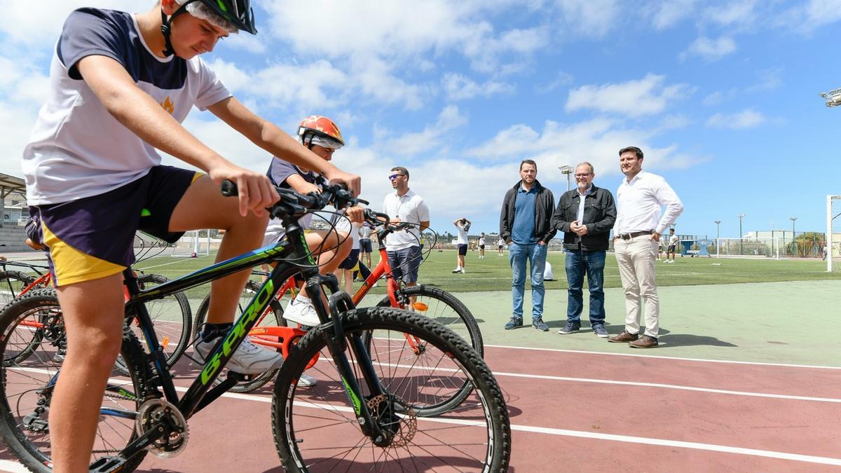 El concejal de Movilidad del Ayuntamiento de Las Palmas de Gran Canaria, José Eduardo Ramírez, de visita en el Colegio Claret este viernes.