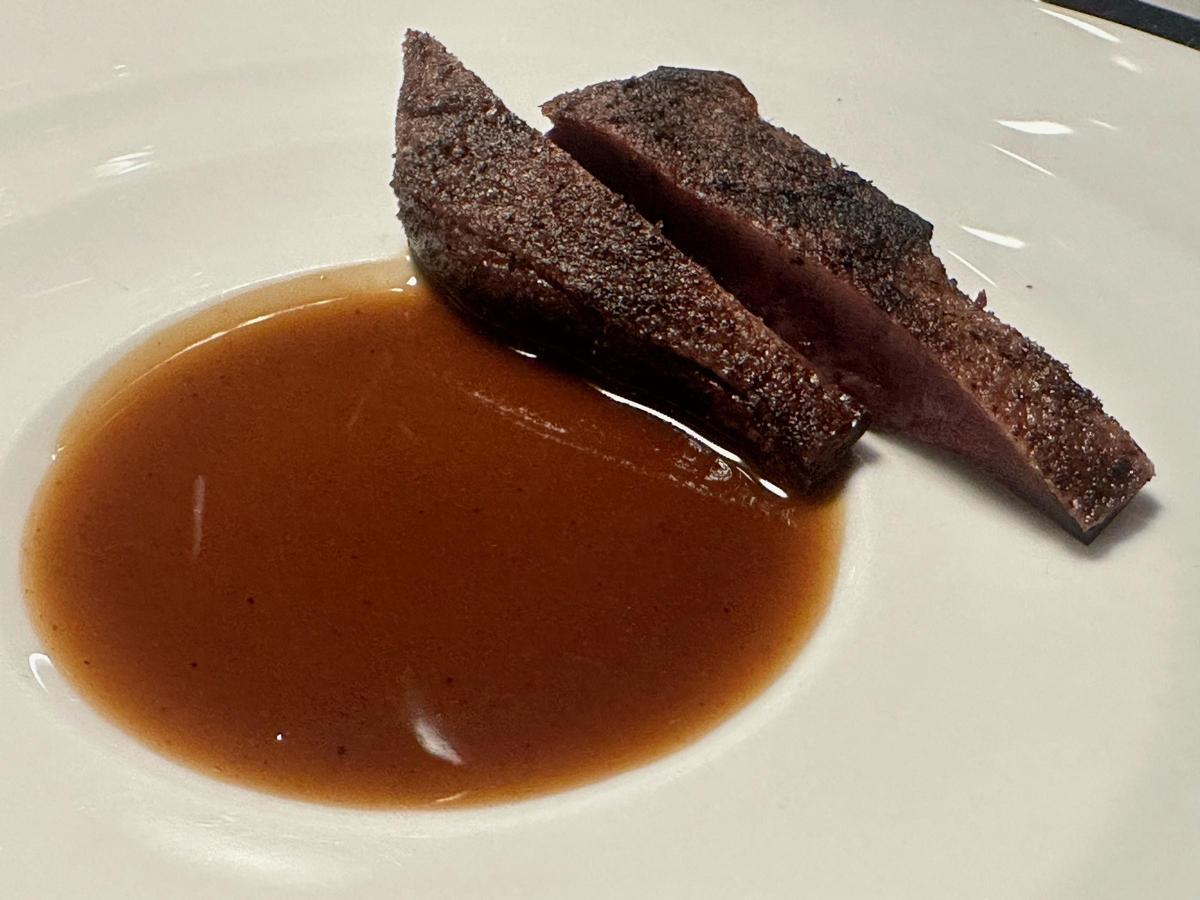 Pechuga de pato azulón inoculada en koji