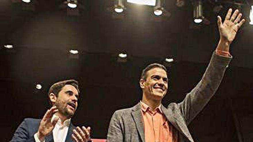 Pedro Sánchez saluda a los asistentes al mitin del Ramos Carrión, en presencia de Antidio Fagúndez.