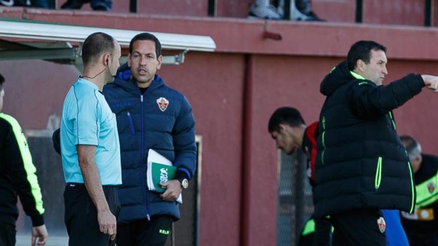 Josico dando instrucciones en la banda y Acciari hablando con el auxiliar