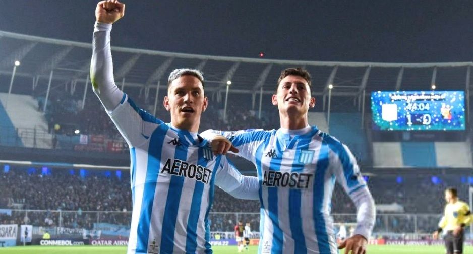 Jugadores de Racing Club celebran un gol en la copa Sudamericana.