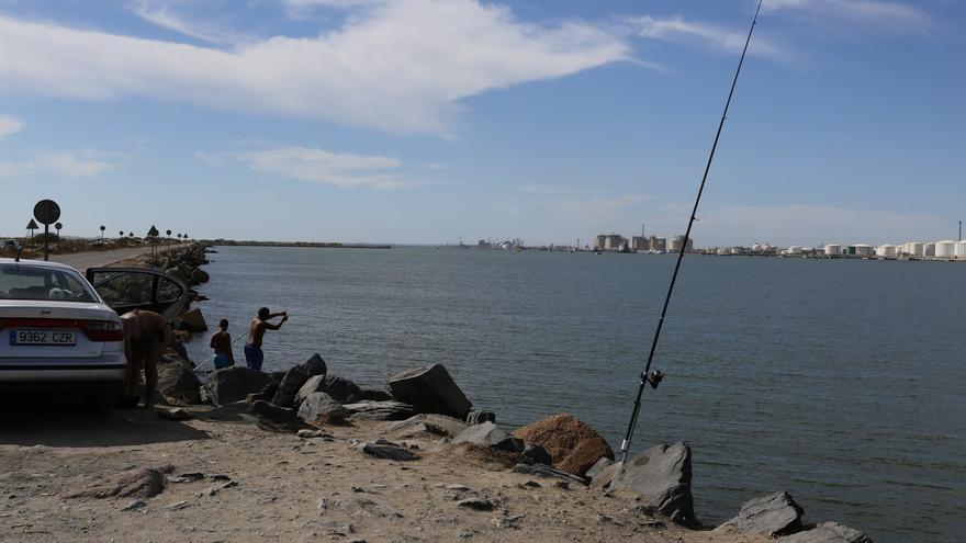 Un guardia civil salva a un pescador de morir ahogado en Burriana