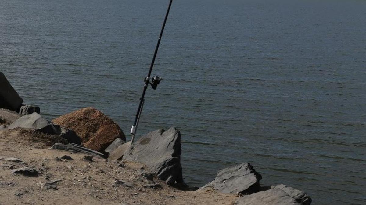 Imagen de una caña de pesca en un espigón