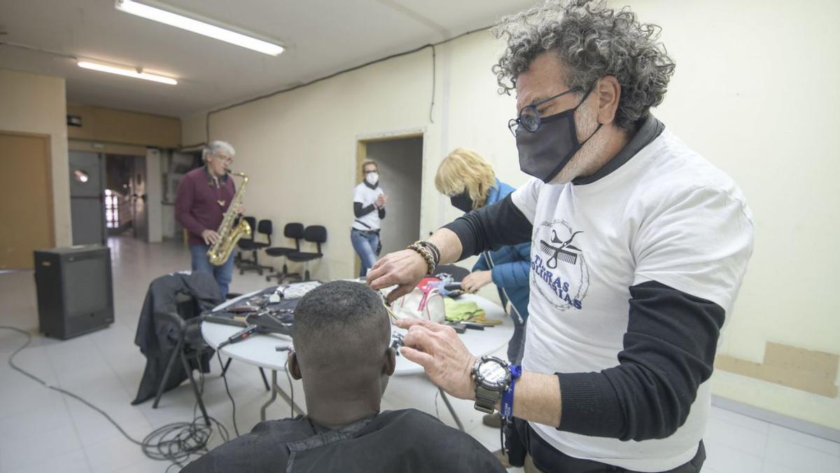 Saul Sancho en plena feina a la plataforma d’aliments de Manresa