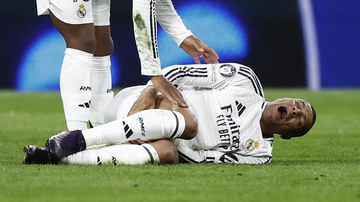 Mbappé se duele del tobillo.