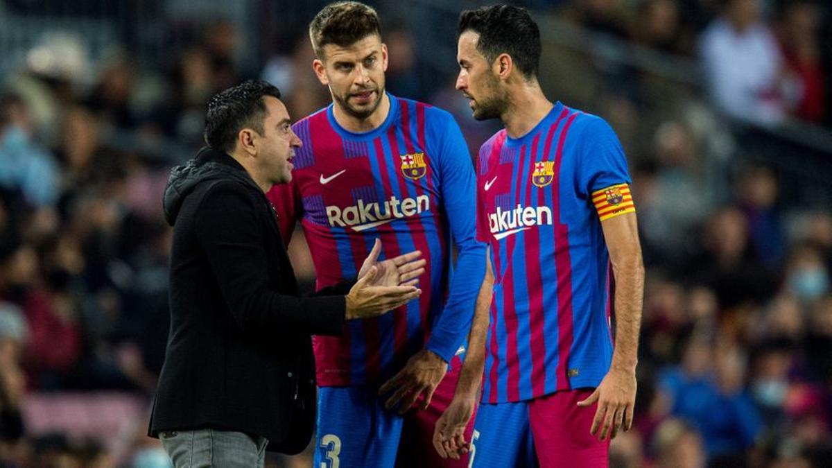 Xavi da órdenes a Piqué y Busquets en el Barça-Espanyol.