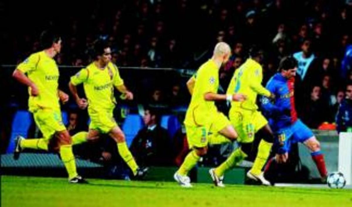 Marcatge Messi, perseguit per quatre jugadors del Lió, ahir a la nit. Marcatge Messi, perseguit per quatre jugadors del Lió, ahir a la nit.