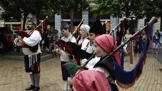 Gaitas, bailes y folklore... Gijón se llena de colorido por la Fiesta de la Música:  "Es una gran forma de llegar al público"