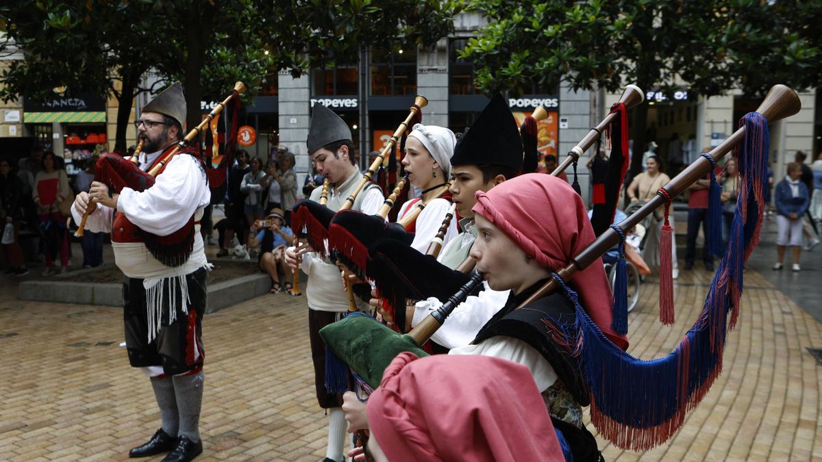 Un momento del recital en la plaza de Italia.