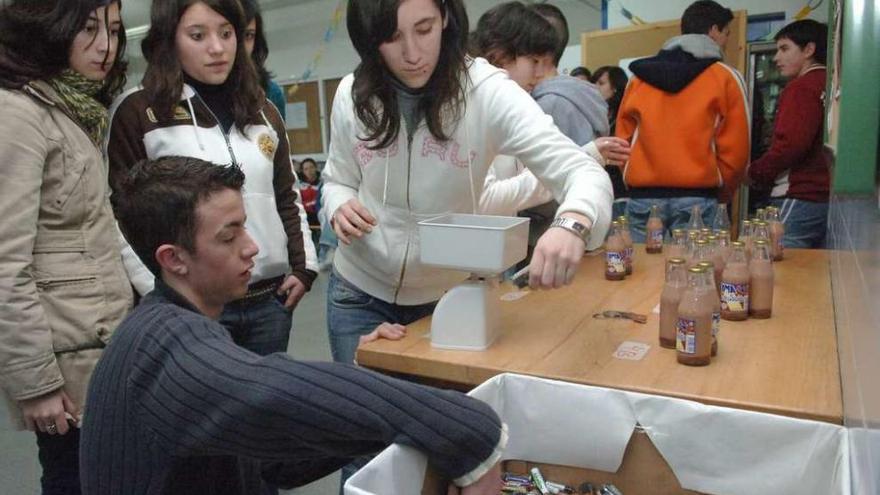 Alumnos del instituto de Viós en una campaña medioambiental.