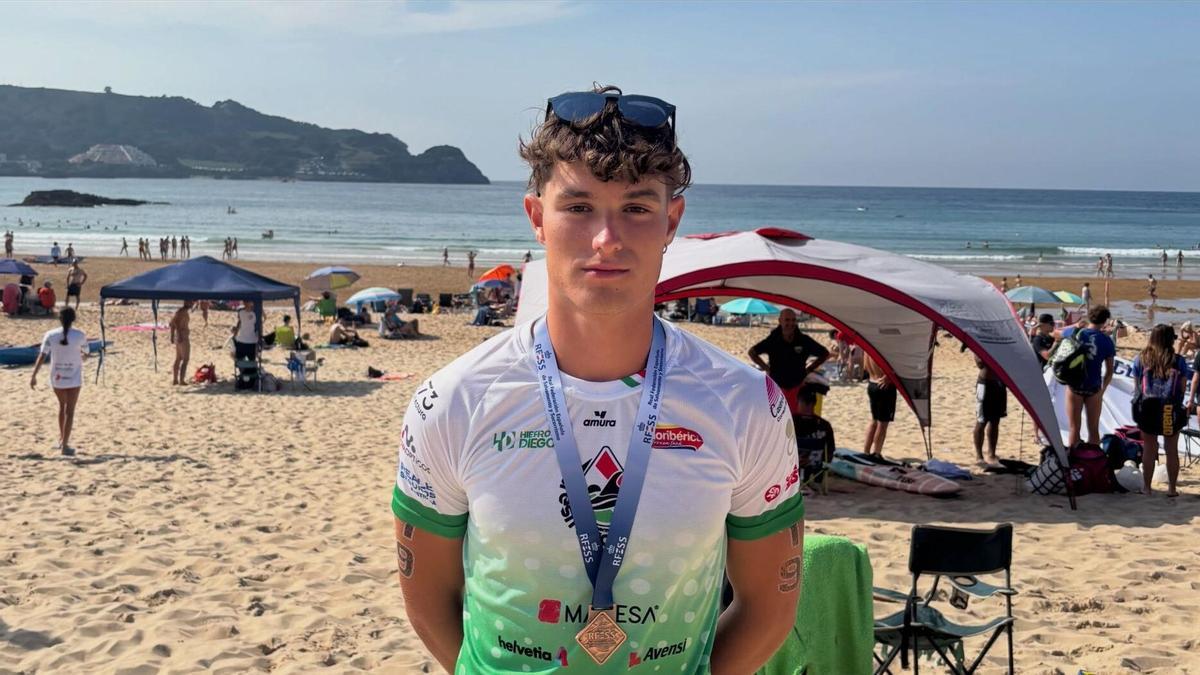 Roi Loureiro posa con su medalla en la playa cántabra.