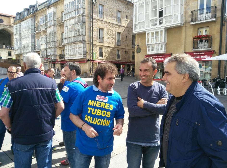 Los trabajadores de Mieres Tubos se manifiestan en Vitoria.