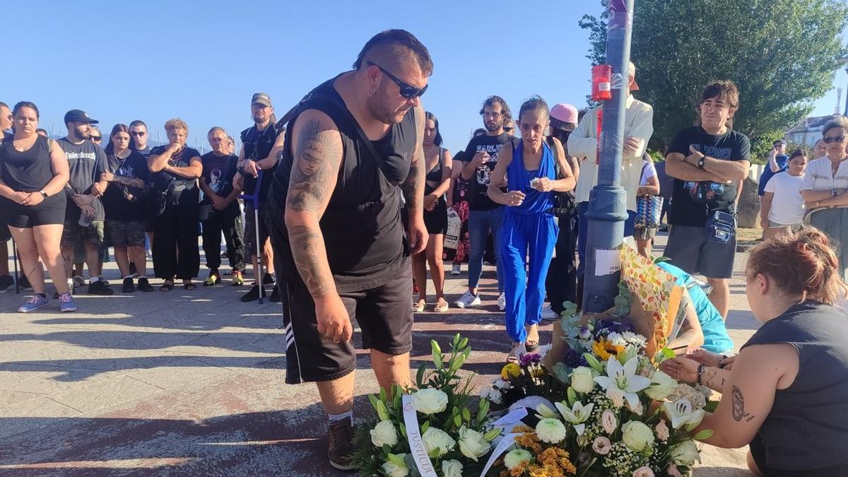 Un momento de la ofrenda floral en la Alameda Nova.