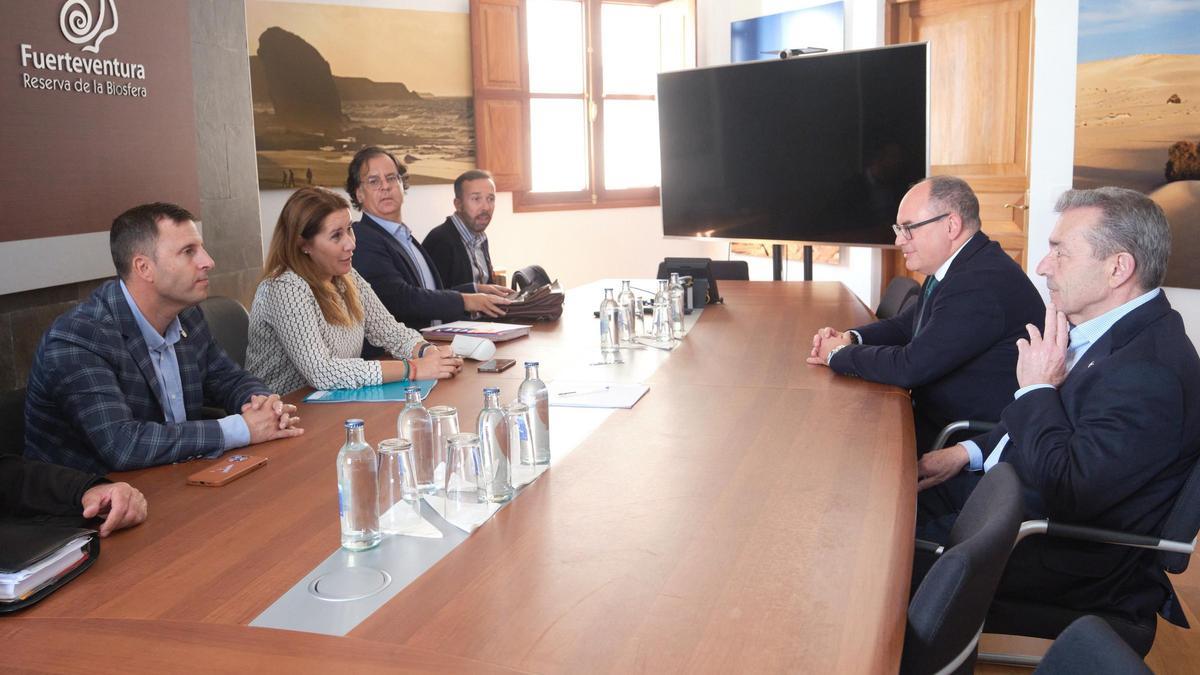 Reunión entre Cabildo, Gobierno autónomo, Ayuntamiento de Pájara y Naviera Armas sobre la línea de Morro Jable a Gran Canaria.