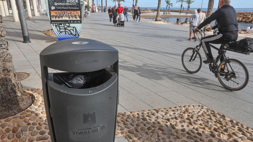 Torrevieja comienza a renovar 4.500 papeleras