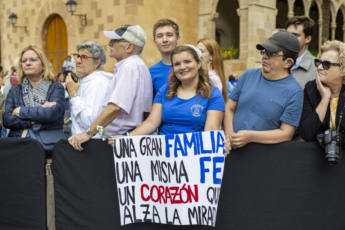 Maria Donoso i Adrià Elices, de Sant Cugat, ahir a primera fila per veure l’arribada de Lleó XIV a l’abadia