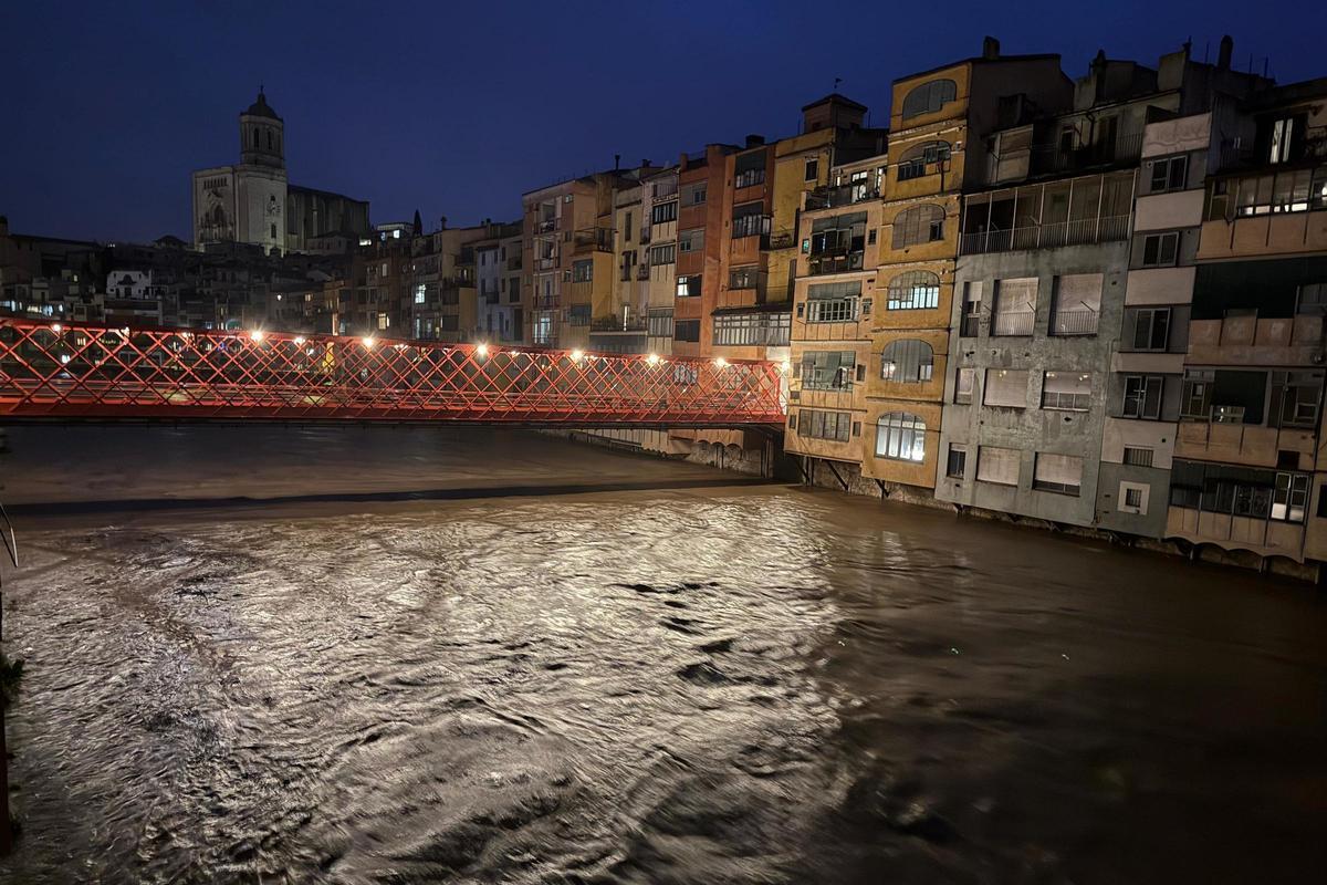 El río Onyar, muy cargado de agua a su paso por Girona