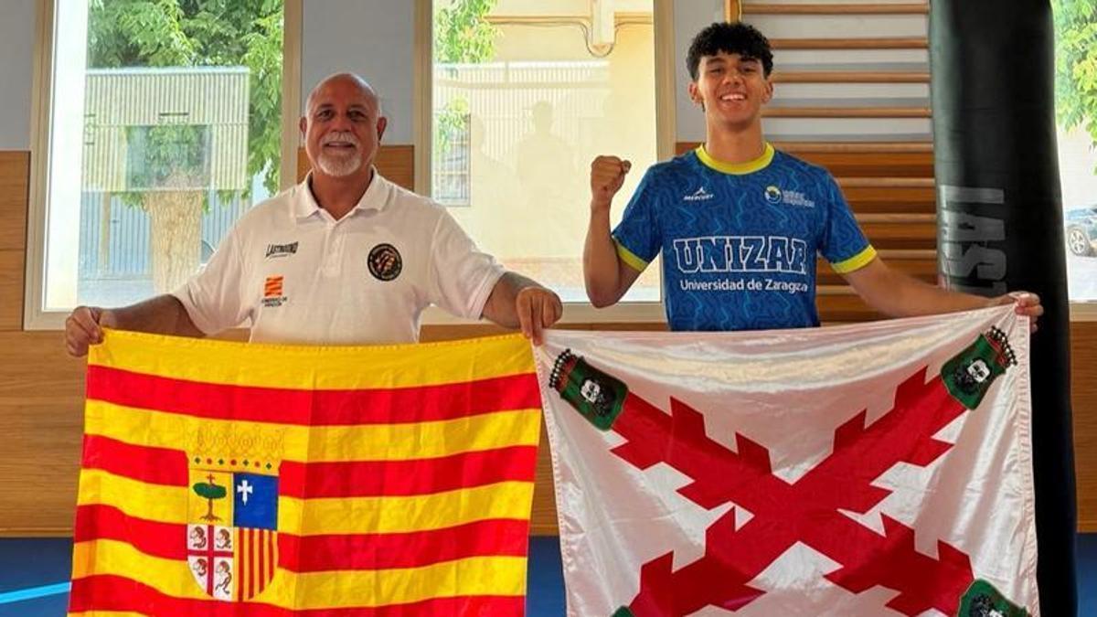 Mohamed Amine posa con la bandera de Barbastro, junto a su entrenador, con la de Aragón.