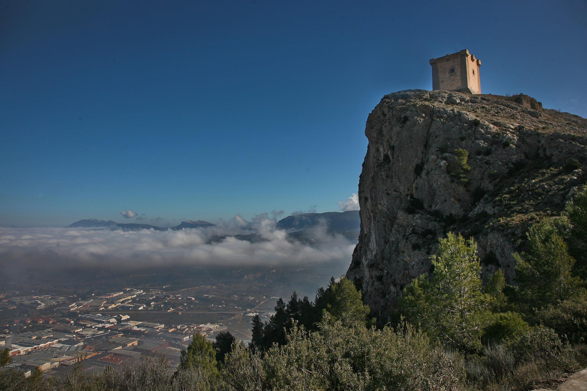 La niebla cubre algunas zonas de Alcoy y el Comtat