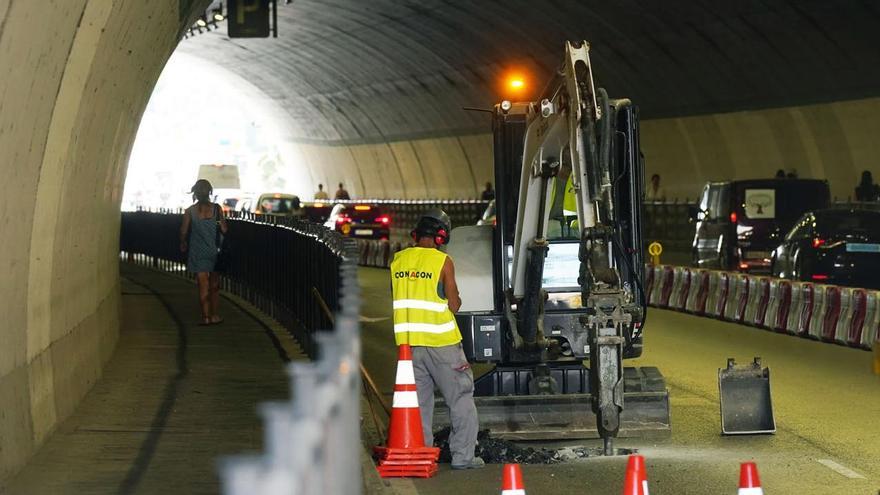 Atascos y colas en el primer día de obras en el túnel de la Alcazaba