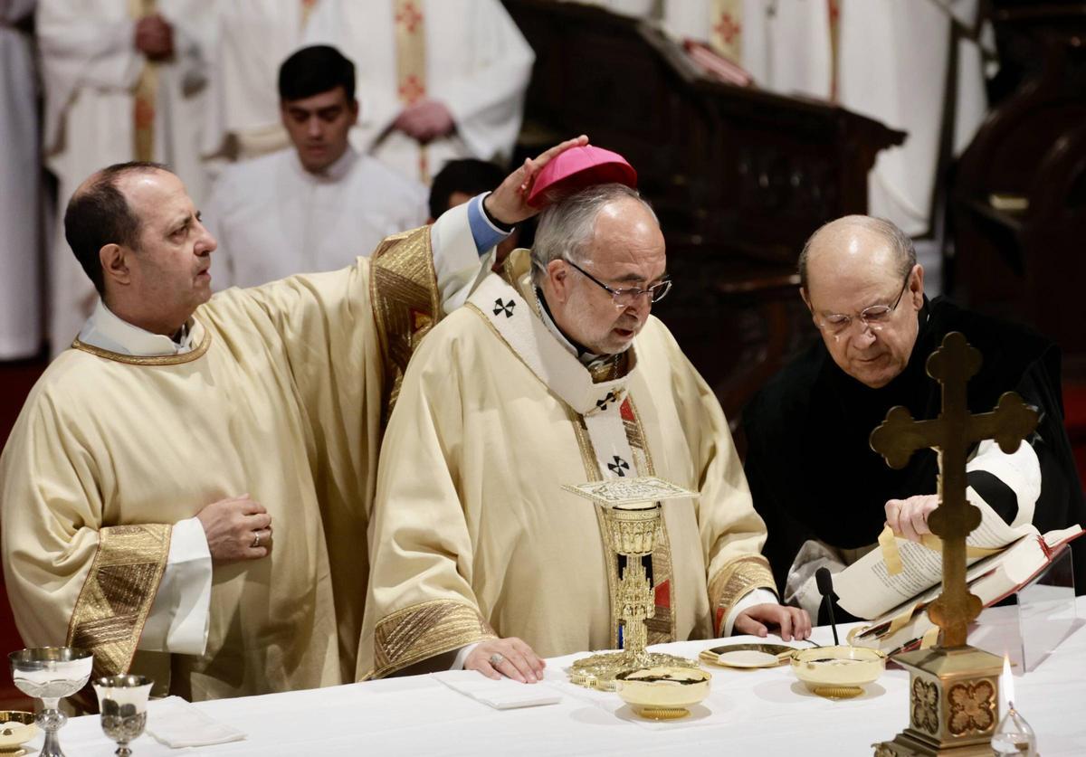 El Arzobispo de Oviedo, Jesús Sanz Montes, durante la misa Crismal.