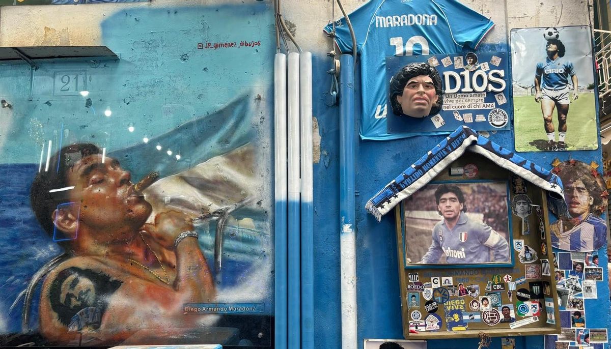 Uno de los muchos altares que los napolitanos han creado para recordar al 'Pelusa'.