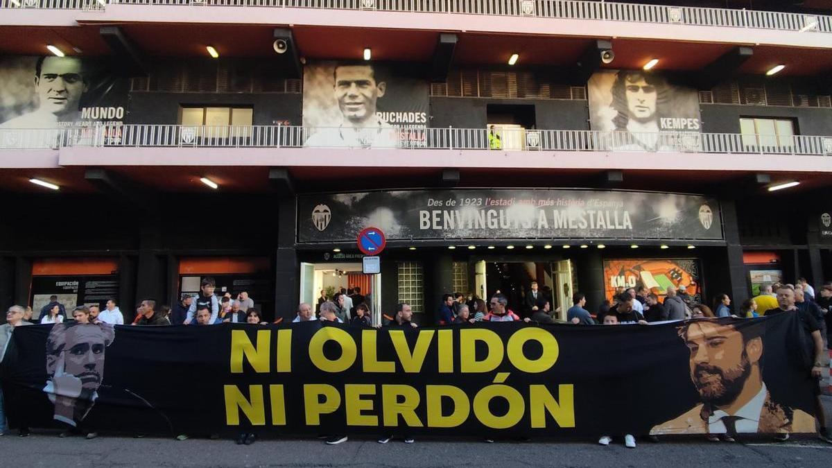 La pancarta contra los gestores, en los prolegómenos del partido ante el Betis