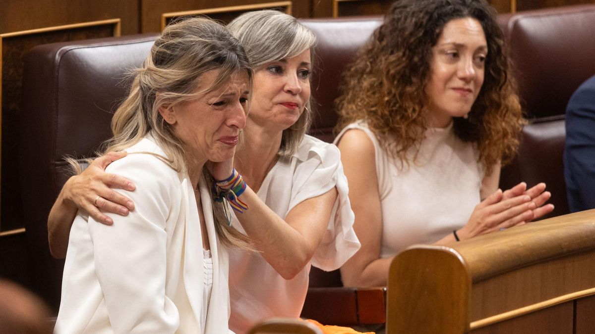 La vicepresidenta segunda y ministra de Trabajo, Yolanda Díaz, se emociona por el reciente fallecimiento de su padre durante un pleno extraordinario, en el Congreso de los Diputados.