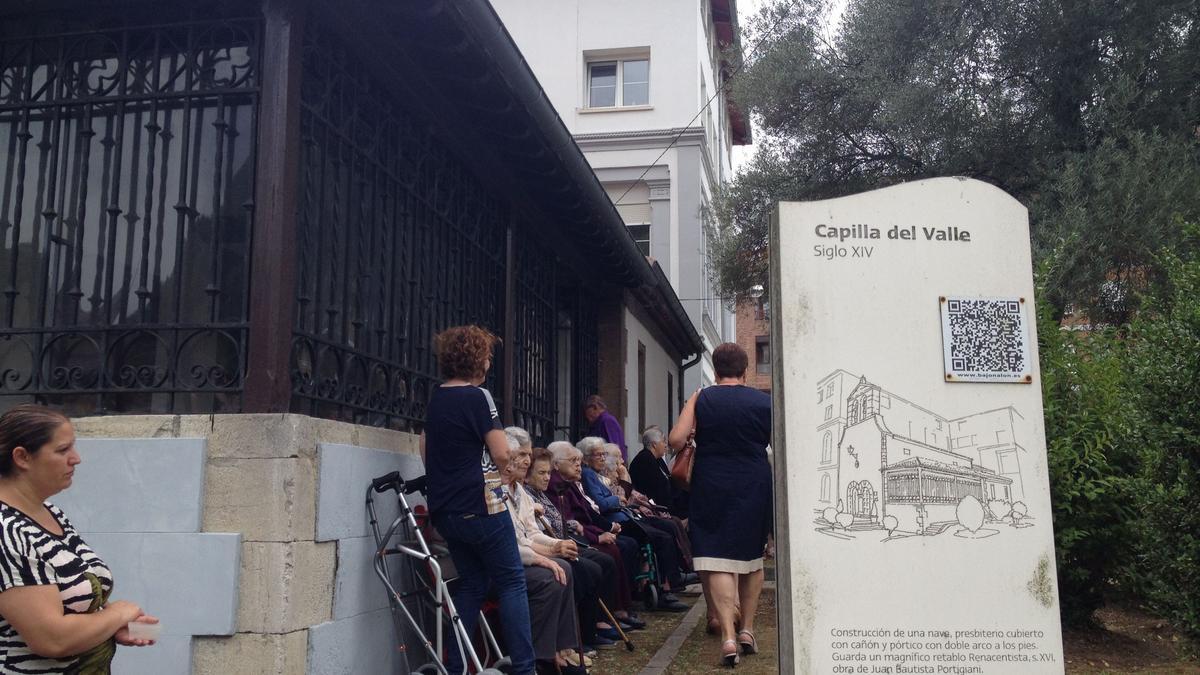 Fieles, en la capilla del Valle.