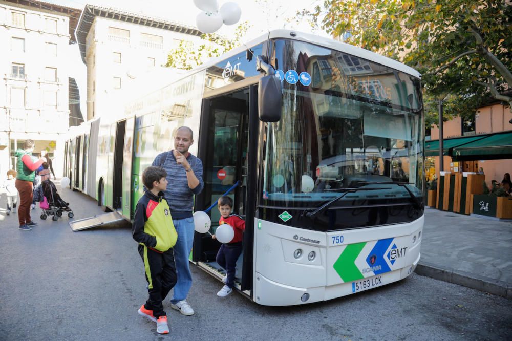 Los nuevos autobuses de la EMT de Palma se pueden ver en la plaza Joan Carles I