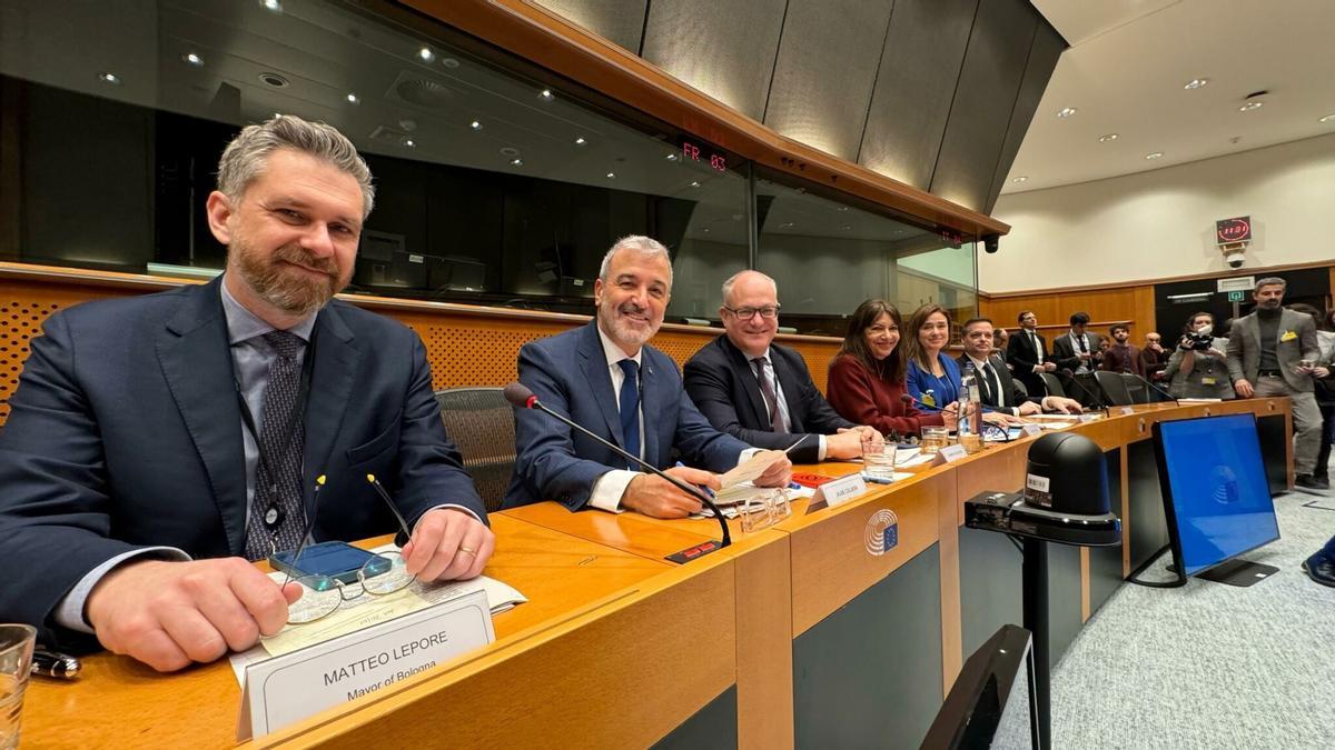 El alcalde de Barcelona, Jaume Collboni, junto a ediles de otras grandes ciudades europeas, en Bruselas este jueves.