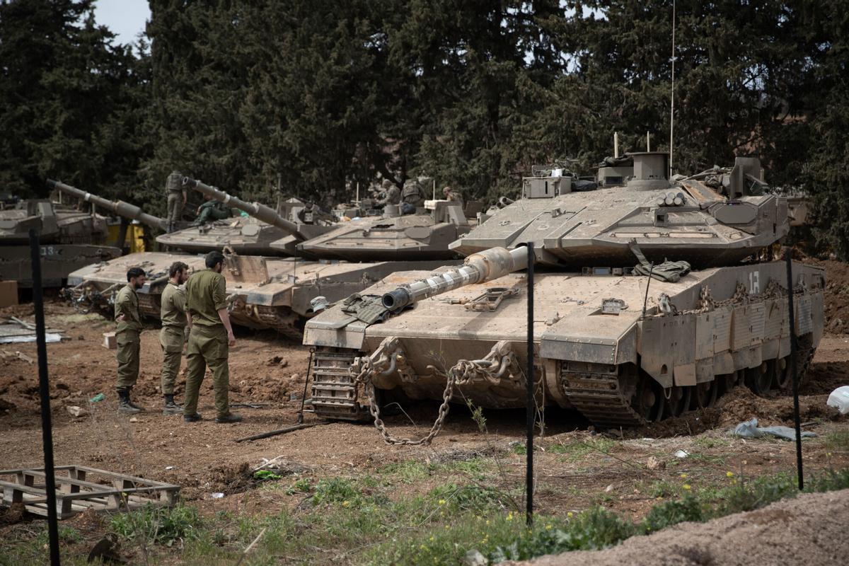 Tropes israelianes allotjades en la davantera nord al costat del Líban. Malgrat la treva de tres setmanes, aquest divendres s'han tornat a registrar bombardejos per part d'Israel contra el país veí.