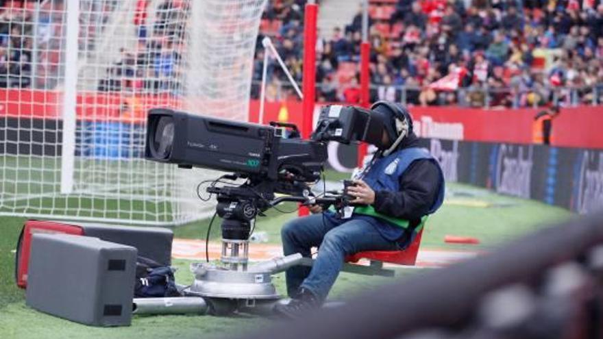 Un operador de càmera, en un partit d&#039;aquesta temporada a Montilivi.