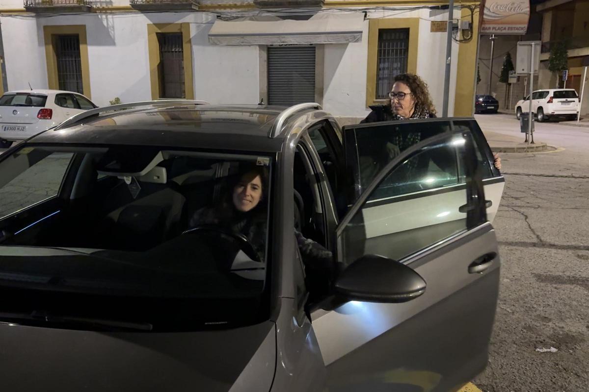 Una dona puja al cotxe d'una altra a l'estació de Sils per anar cap a Barcelona perquè els trens no funcionen