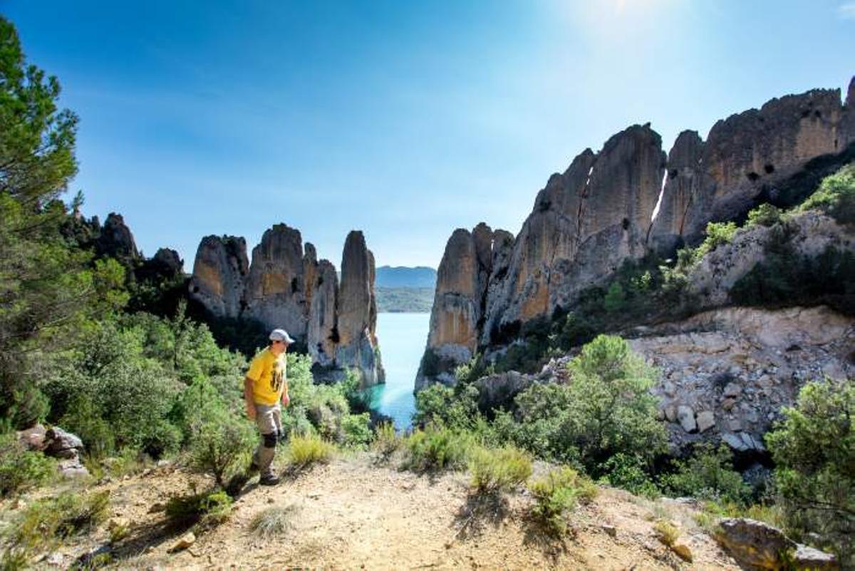 Muralla de Finestras al fondo