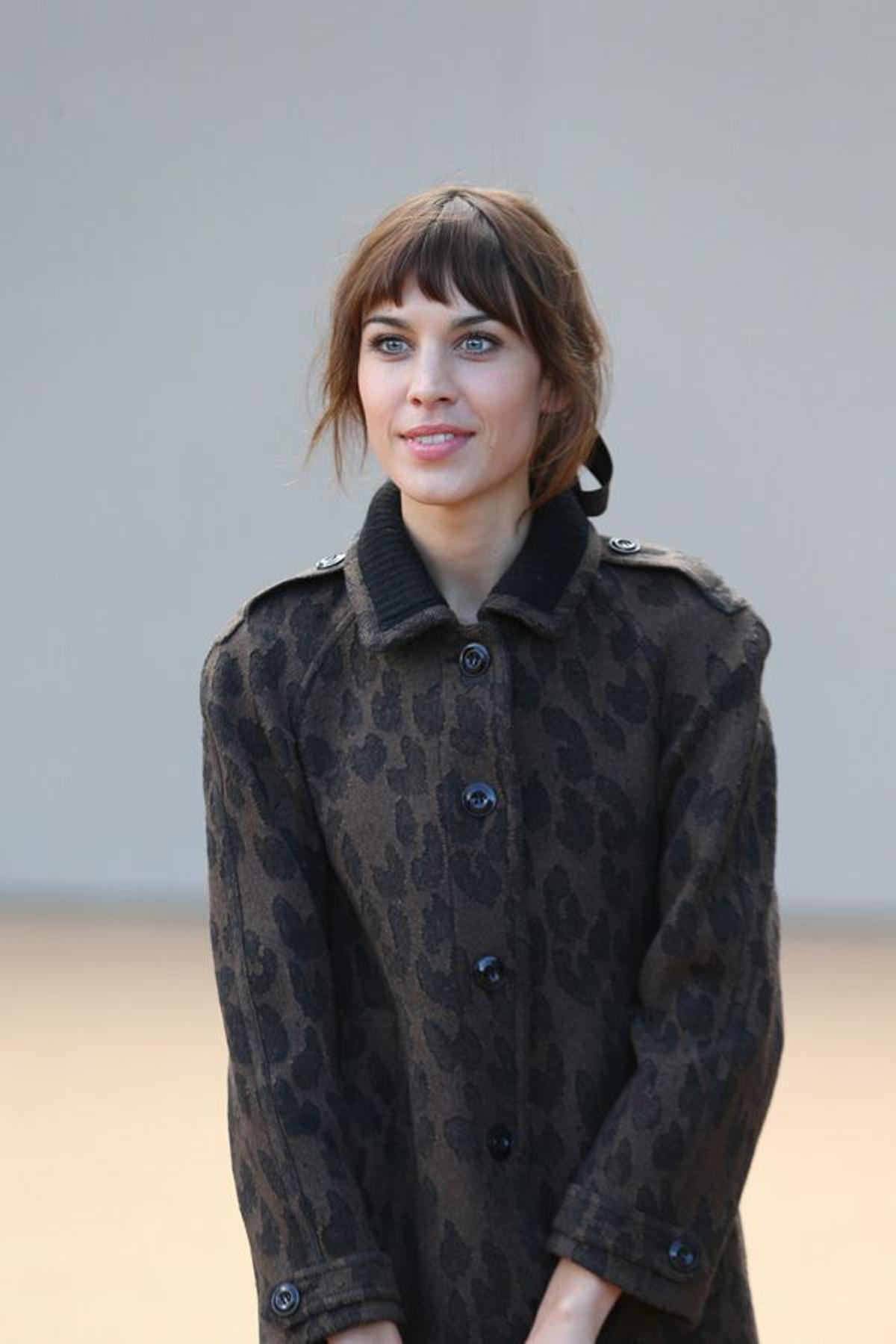 Alexa Chung con lazo en el pelo