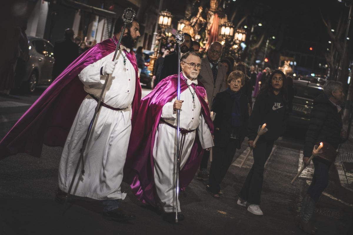 Dos integrantes de la Cofradía de Jesús de la Buena Muerte y Nuestra Señora de la Esperanza de Xàtiva.